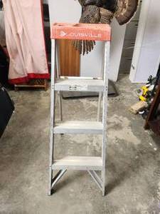 lot 21 image: Louisville 4 ladder