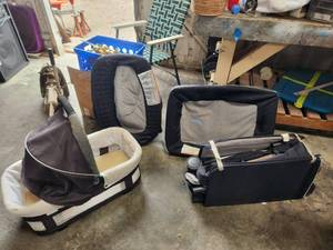 lot 33 image: Selection of baby travel items