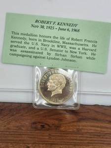 lot 10 image: Robert F. Kennedy Medallion