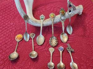 lot 178 image: Selection of collectible spoons