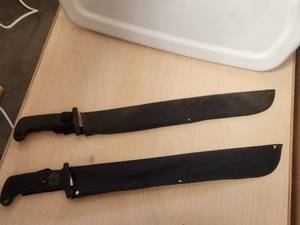 lot 210 image: Selection of 2 machetes