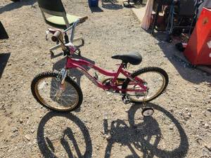 lot 93 image: Girls bike with training wheels