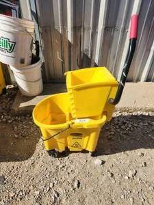 lot 105 image: Rubbermaid commercial mop bucket