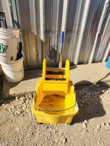 lot 102 image: Rubbermaid commercial mop bucket