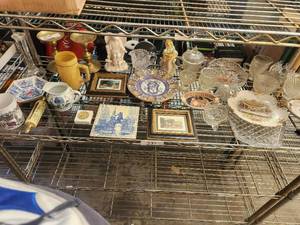 lot 231 image: Shelf lot of home decor.
