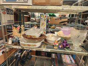 lot 252 image: Shelf lot of home decor.