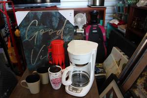 lot 42 image: Black & Decker Programable Coffee Pot, Vintage Thermos, Togo Cup and two Coffee Cups