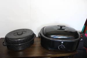 lot 53 image: GE Slow CookerRoaster and Large Roasting Pan, As shown