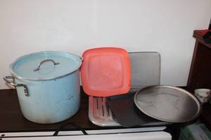 lot 86 image: Large Stock pot and other kitchen items as shown in pictures