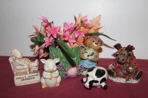lot 124 image: Boyds Bear and other Decor items Pictured as shown