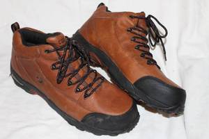 lot 140 image: Mens Converse Size 13W These have a Composite Toe