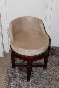 lot 146 image: Swiveling Stool pictured as shown