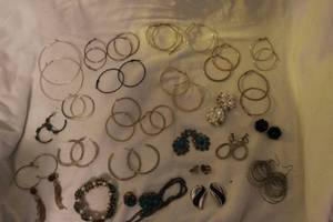 lot 154 image: Bag of Costume Jewlery, these are all sets (see Description)