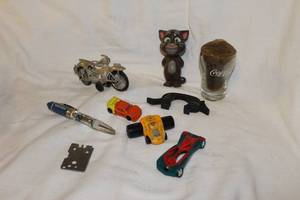 lot 155 image: Quart Size Bag of Misc Items (See Pictures and Description)