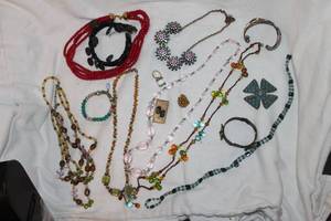 lot 156 image: Quart Size Bag of Costume Jewlery