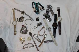 lot 157 image: Quart Size Bag of Watches and Watch Pieces