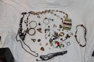 lot 158 image: Quart Size Bag of Misc Costume Jewlery Pieces
