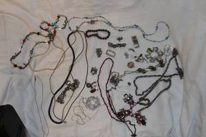 lot 159 image: Quart Size Bag of Costume Jewlery