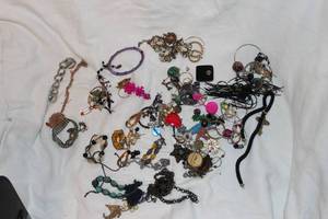 lot 160 image: Quart Size Bag of Costume Jewlery