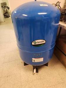 lot 18 image: AO Smith - Hydro-Pneumatic pump tank - LPT-52