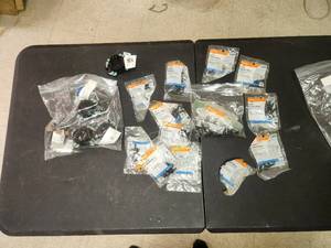 lot 81 image: Selection of irrigation 14 barbed elbow fittings and 8 port manifolds