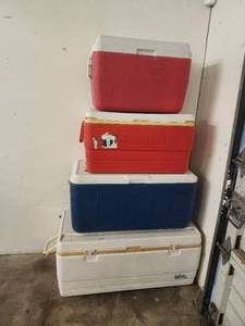 lot 105 image: Variety of different size coolers