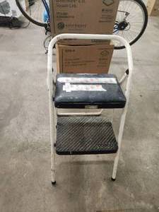 lot 140 image: Cosco step stool