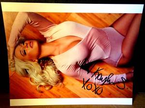 lot 96 image: AUTHENTIC AUTOGRAPH - 8 X 10 HAND SIGNED BY PLAYBOY MODEL, KAYLEA SMITH - WITH COA