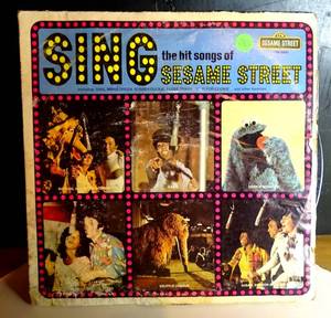 lot 210 image: VINTAGE ORIGINAL - Sing the Hit Songs of Sesame Street Vinyl Album 1974