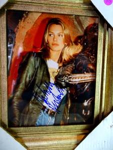 lot 283 image: AUTHENTIC AUTOGRAPH - 11 X 14 FRAMED UNDER GLASS - NATASHA HENSTRIDGE - WITH COA