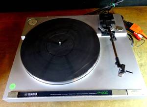 lot 285 image: Vintage Yamaha Semi-automatic Turntable P-200 $$$