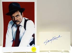 lot 302 image: HAND SIGNED INDEX CARD BY ACTOR STACY KEACH WITH A 5 X 7 MIKE HAMMER PHOTO