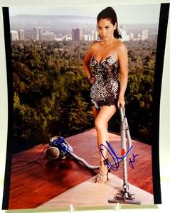 lot 306 image: AUTHENTIC AUTOGRAPHED 8 X 10 PHOTO HAND SIGNED BY BEAUTIFUL ACTRESS OLIVIA MUNN WCOA
