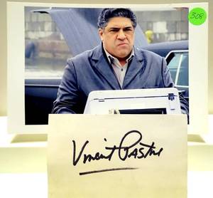 lot 308 image: HAND SIGNED INDEX CARD BY ACTOR VINCENT PASTORE WITH A 5 X 7 SOPRANOS PHOTO