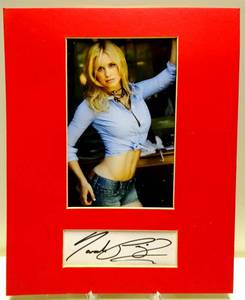 lot 347 image: MATTED READY TO FRAME - HAND SIGNED INDEX CUT WITH PHOTO OF GYMNASTDANCERACTRESS - TARAH PAIGE