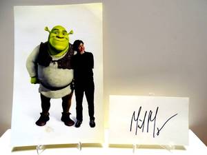 lot 364 image: HAND SIGNED INDEX CARD (3X5) BY ACTORCOMEDIEN MIKE MYERS w5X7 PHOTO FROM SHREK