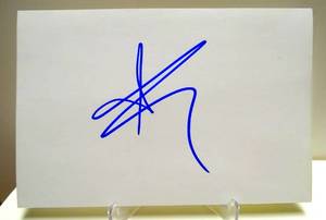 lot 376 image: RECENTLY DECEASED - HAND SIGNED 4X6 INDEX CARD BY SINGERRAPPER AARON CARTER