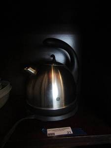 lot 21 image: GE 1.7 liter hot water pot with heater for bottom