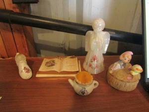 lot 24 image: Lone star state pen cushion, 6 Fenton glass angel, porcelain shoe, HUMCO trinket