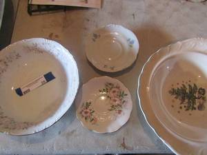 lot 26 image: Nikko Christmas bowl, Sheffield salad bowl, Royal Alberts saucer qty 2
