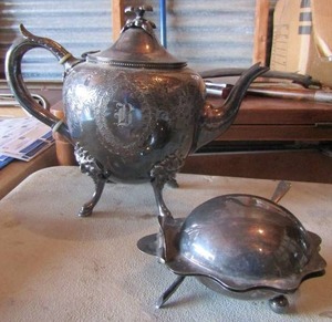 lot 37 image: Roger Smith Silverplate teapot, Kings Way silverplate butterdish with spreader
