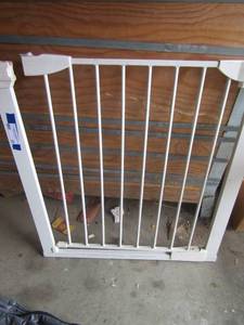 lot 48 image: Munchkin door entry gate for kids or pets