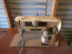 lot 11 image: 322618 vintage sewing table with singer sewing machine size open top is 325218