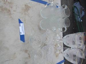 lot 81 image: 8 frosted glasses with handles, 4 crystal wine glasses with gold trim, 4 punch glasses