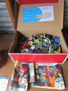 lot 100 image: Box of mind craft leggos lots of pieces plus books
