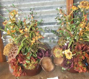 lot 106 image: 2 small floral arrangments with brown vases beautiful for the spring.