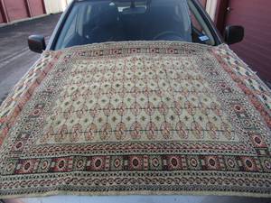 lot 8 image: 6045 orange floral design floor rug, needs cleaned