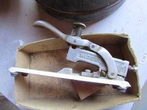 lot 7 image: Vintage acme stapler hand used, Box of midget and simplex binders