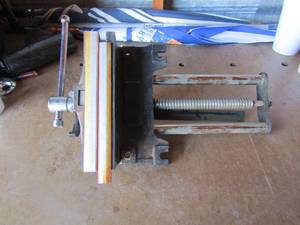 lot 162 image: 1810 clamp vice good condition, accomedates lot number 4