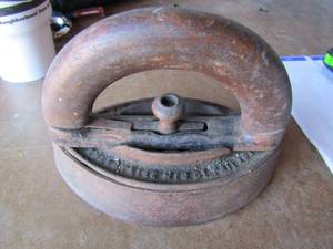 lot 173 image: Vintage cast iIRON with handle, non electric qty 1